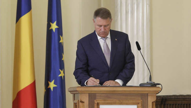Klaus Iohannis a semnat decretele pentru chemarea mai multor ambasadori, printre care cel de la NATO, UE și din Belarus - klaus-1636548905.jpg