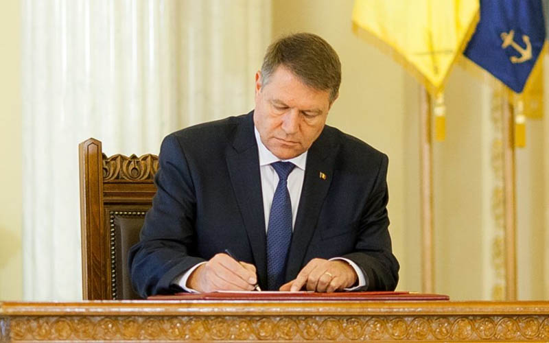 Decretul privind demiterea lui Vlad Voiculescu, semnat de preşedinte - klausiohannissemneaza-1618394598.jpg