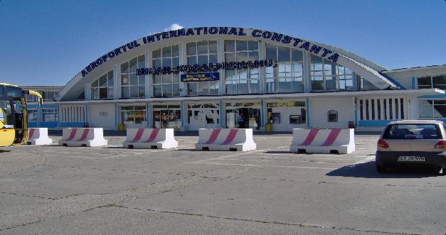 Pasagerii avionului care a aterizat în condiții de urgență pe Aeroportul Mihail Kogălniceanu, preluați de o altă aeronavă - kogalniceanu1-1319878427.jpg