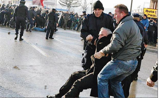Zeci de răniți și 140 de arestări în urma unor violențe în Kosovo - kosovo-1326657198.jpg