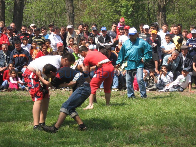 Lupte tradiționale tătărești la Mihail Kogălniceanu - kures-1341567353.jpg
