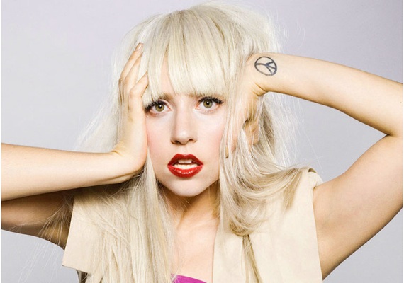 Lady Gaga, campioană mondială pe Twitter cu 20 de milioane de abonați - ladygagasursafotofashionavecpass-1331048125.jpg