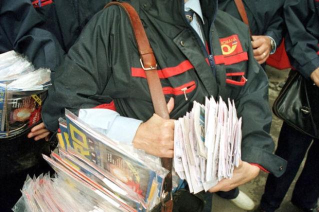 Lucrătorii poștali protestează, astăzi, în Piața Constituției - laiasipesteosutadeangajatiaipost-1360657780.jpg