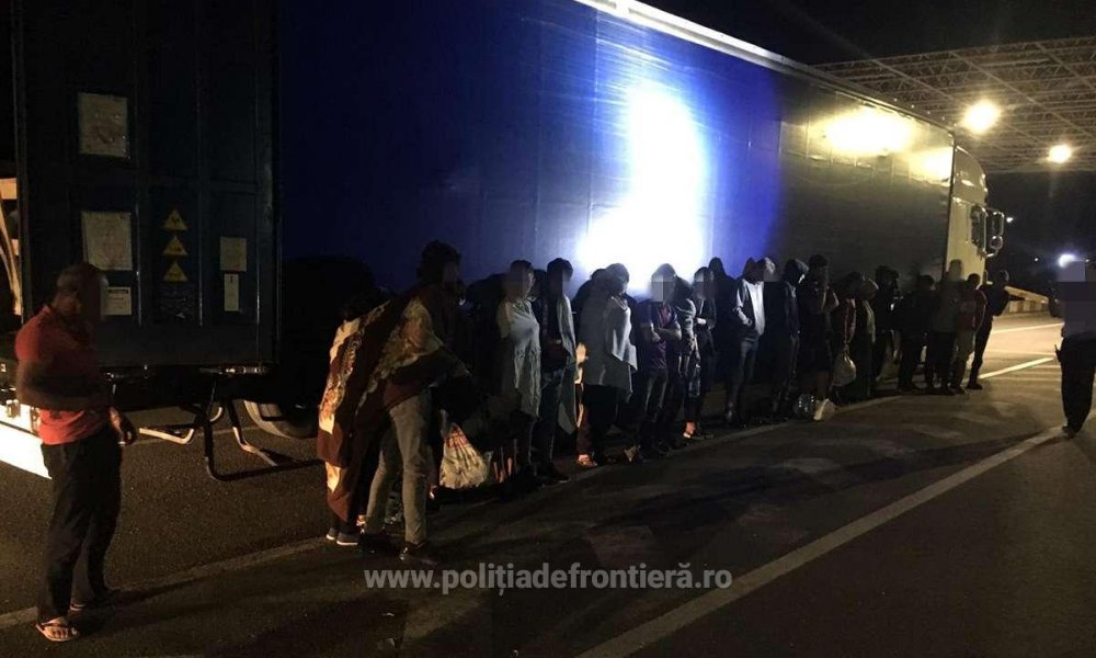 25 de cetățeni străini, descoperiți ascunși într-un automarfar la P.T.F. Nădlac II - lala-1562916208.jpg