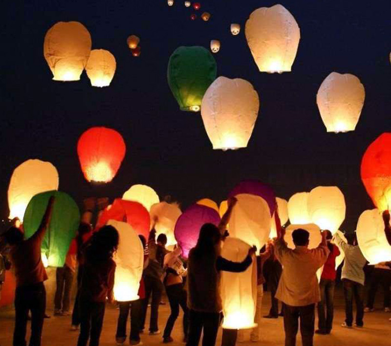 Lampioane lansate pe Plaja Modern pentru salvarea unui băiețel bolnav de cancer - lampioane-1369330504.jpg