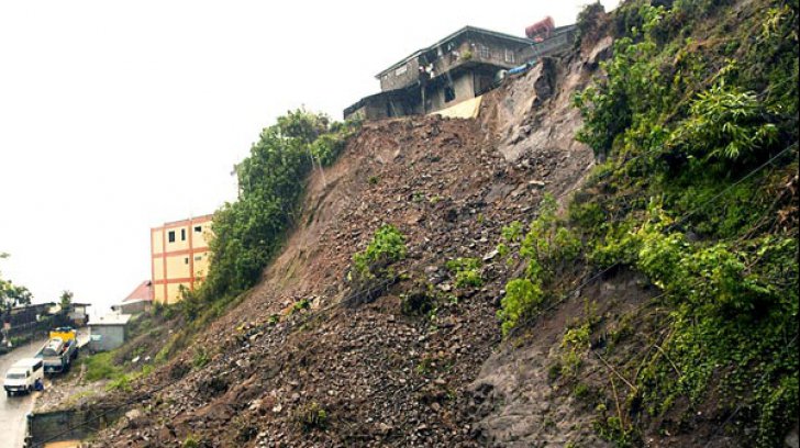 Cel puțin 26 de persoane, UCISE de alunecări de teren - landslidecalamity61243000-1513511804.jpg