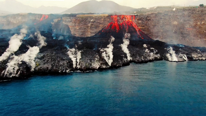 Cenușa emanată de vulcanul de pe insula La Palma perturbă zborurile în tenerife - lapalma-1633713681.jpg