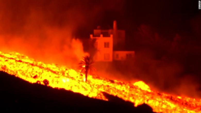 Vulcanul Cumbre Vieja de pe insula spaniolă La Palma continuă să erupă - lapalma-1634478408.jpg
