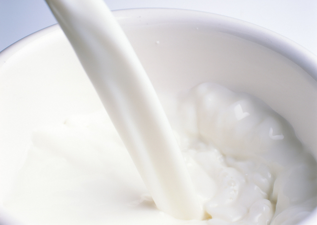 Producătorii de lapte și de carne de vită din zonele defavorizate pot depune cereri de plată - lapte-1370512379.jpg