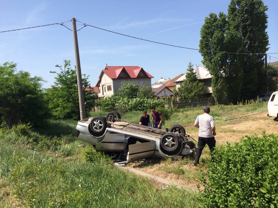 Accident rutier spectaculos în Constanța. S-A RĂSTURNAT CU MAȘINA! - lazu-1432299173.jpg