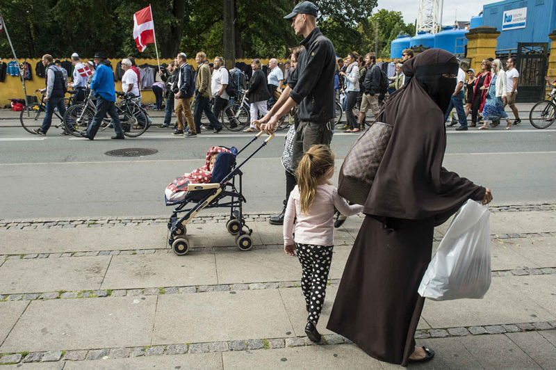 Legea care interzice purtarea  vălului islamic  în spațiul public  a intrat în vigoare  în Danemarca - legeacareinterzice-1533214443.jpg