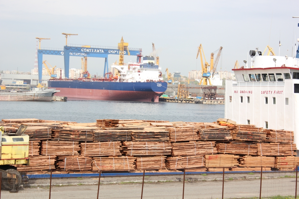Evaziune fiscală cu lemne, în portul Constanța - lemn-1384688340.jpg
