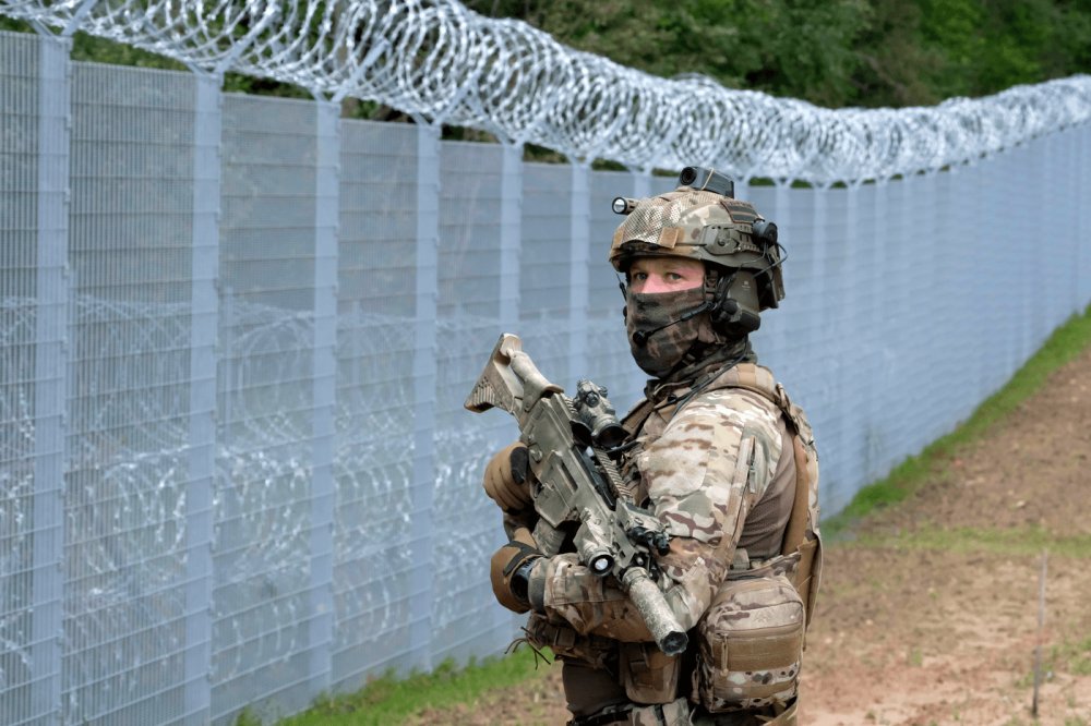 Letonia îşi consolidează frontiera cu Belarus, din cauza unei ameninţări tot mai mari de „război hibrid” - letonia-1692172672.png