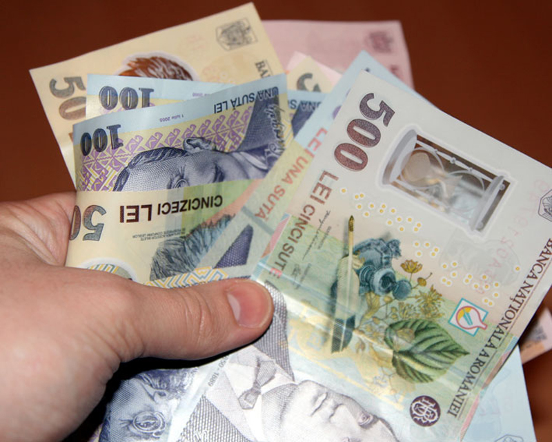 Leul câștigă cu dolarul și euro, dar pierde la francul elvețian - leul-1429200265.jpg