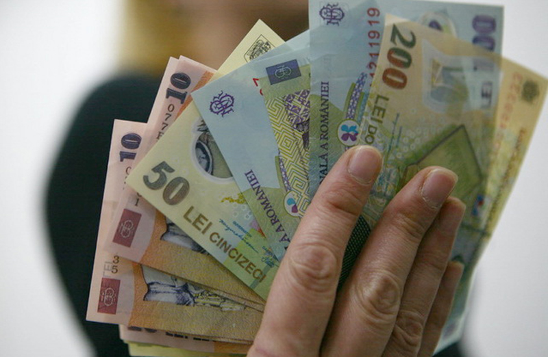 Leul îngenuncheat de dolar se răzbună pe euro și francul elvețian - leul-1437060236.jpg