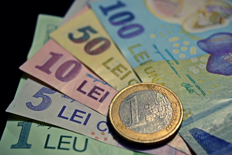 Leul pierde la euro și francul elvețian, dar câștigă la dolar - leul-1462286480.jpg
