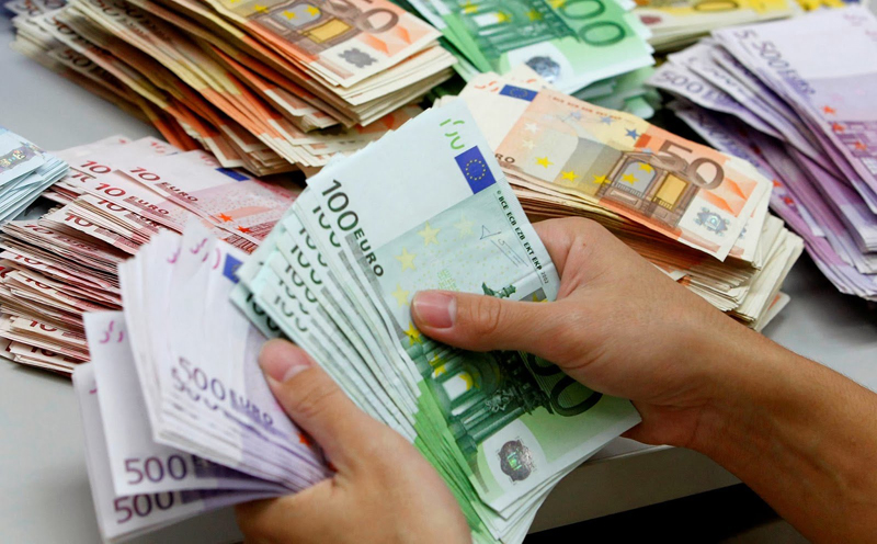 Leul pierde la euro și francul elvețian, dar câștigă la dolar - leul-1489680229.jpg