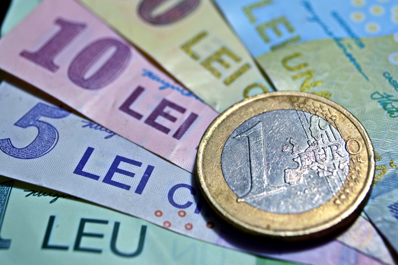Leul a pierdut la euro și franc, d\r a câștigat la dolar - leul-1516376679.jpg