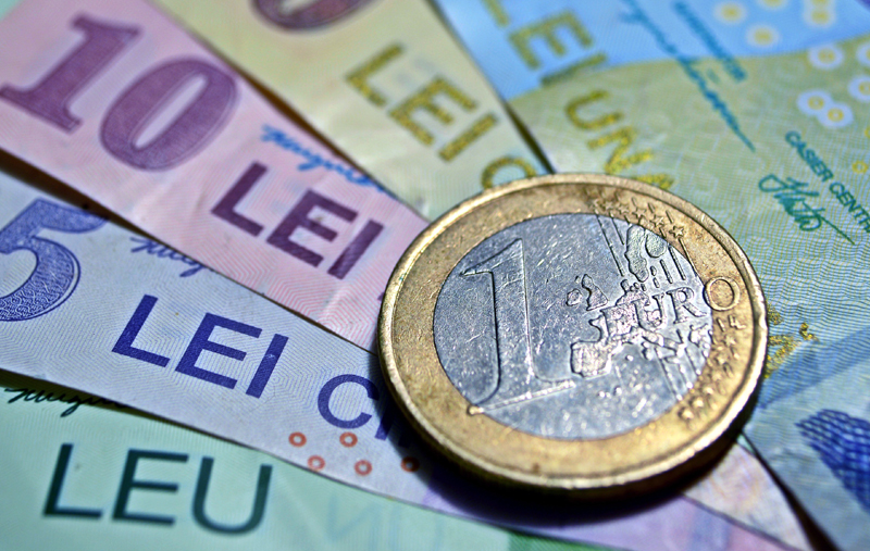 Leul pierde la euro și dolar, dar câștigă la francul elvețian - leul-1522259920.jpg