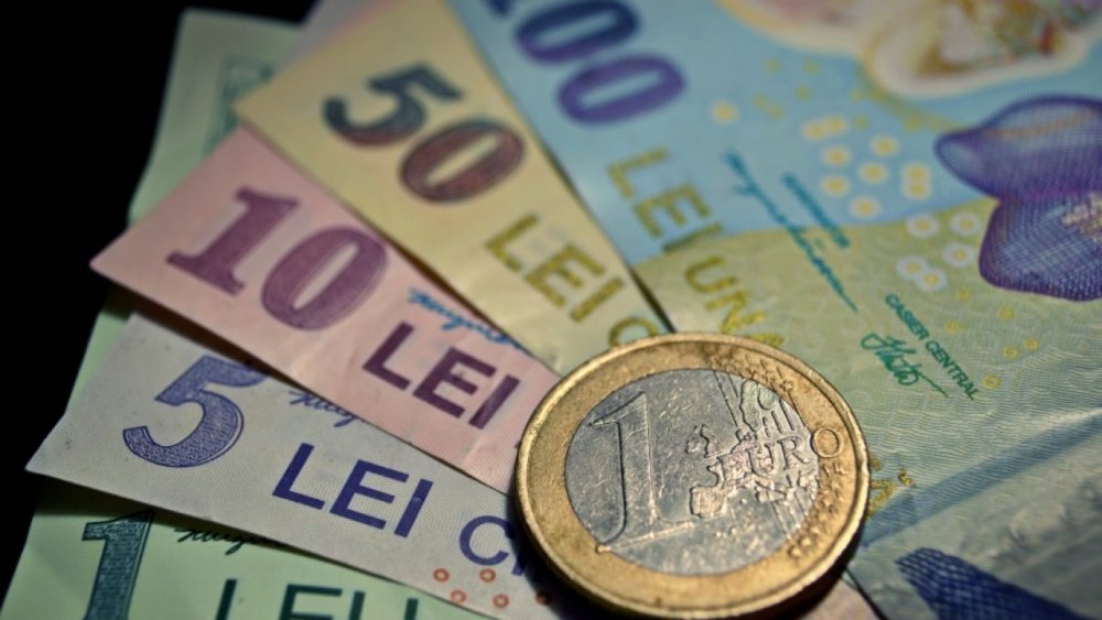 Leul mușcă adânc din dolar și francul elvețian, dar e pișcat de euro - leul-1591379608.jpg