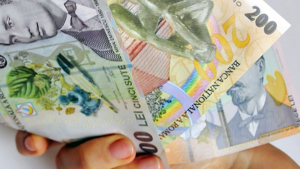 Leul mușcă din dolar și franc elvețian, dar e ciupit de euro - leul-1592325748.jpg