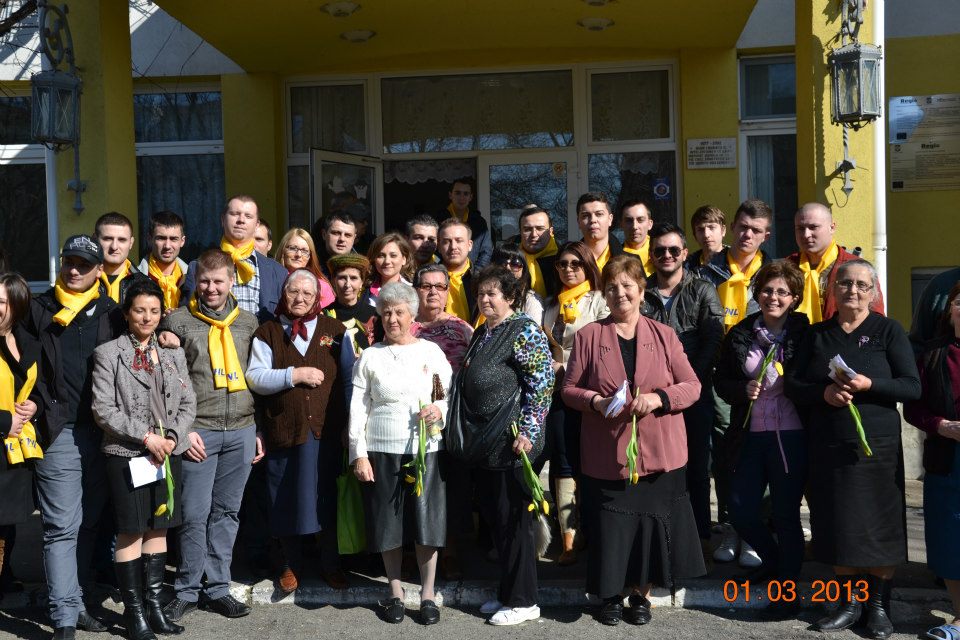 Tinerii din PNL au oferit flori și mărțișoare femeilor din municipiu - liberaliflori-1362404897.jpg