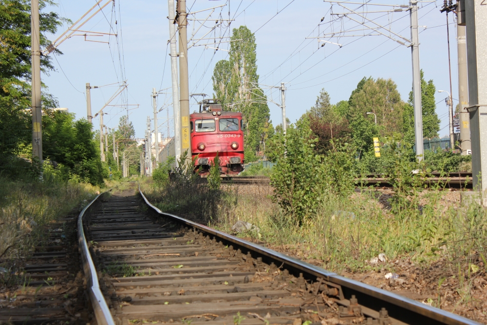 Un tren a rămas blocat pe șine după ce a lovit o basculantă - linieferatatrengaraconstanta7-1383667265.jpg