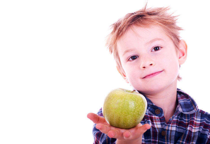 Fructe proaspete și pentru preșcolari - littleboywithapple-1475679947.jpg
