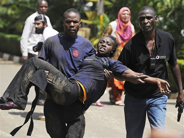 Adolescentă găsită în viață, la două zile de la masacrul din campusul universitar din Kenya - llll-1428167726.jpg