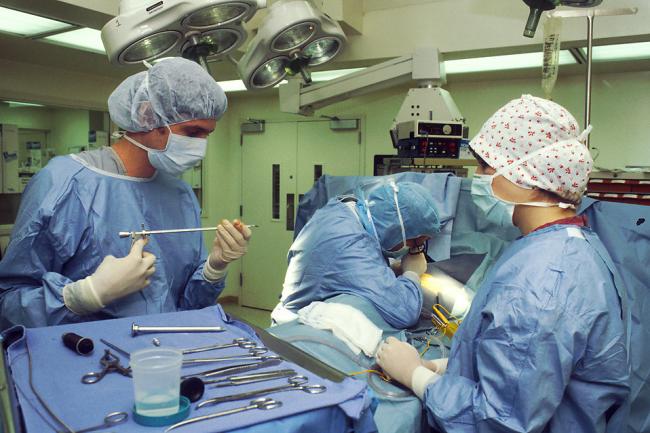 Premieră medicală: operație realizată cu un robot în interiorul ochiului, pentru redarea vederii unui pacient - lo-1473503524.jpg