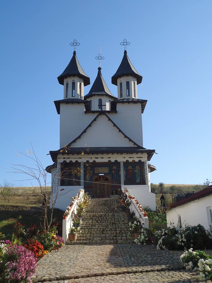 IPS Teodosie va oficia Sfânta Liturghie la mănăstirea din Strunga - locasulstrunga-1427448244.jpg