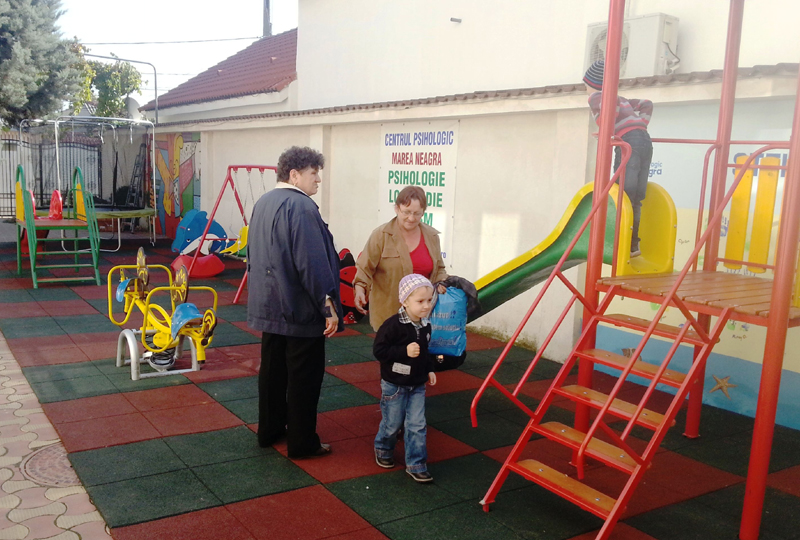 Loc de joacă inaugurat pentru copiii cu autism - locdejoaca-1382638402.jpg