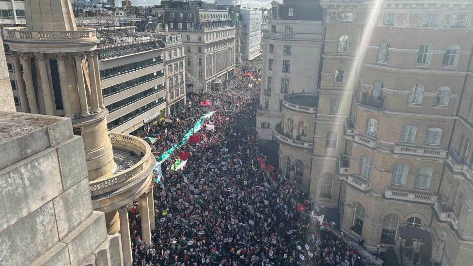 Tensiune majoră în Europa! Mii de manifestanţi pro-palestinieni au demonstrat în centrul Londrei: 'Palestina Liberă' - londra-1697295797.jpg