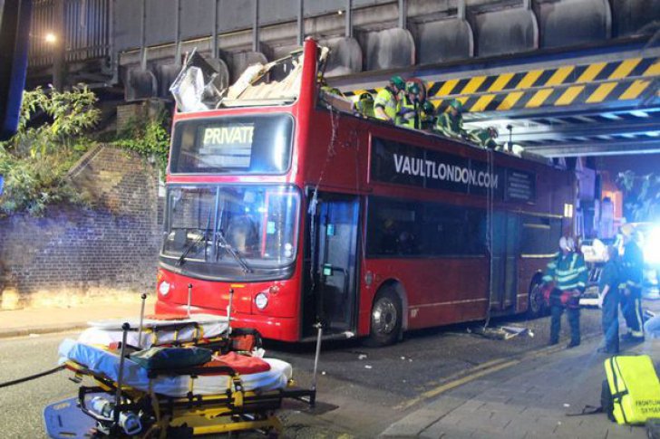 Zeci de răniți, după ce un autobuz supraetajat a intrat într-un pod - londraautobuz153455700-1477146106.jpg