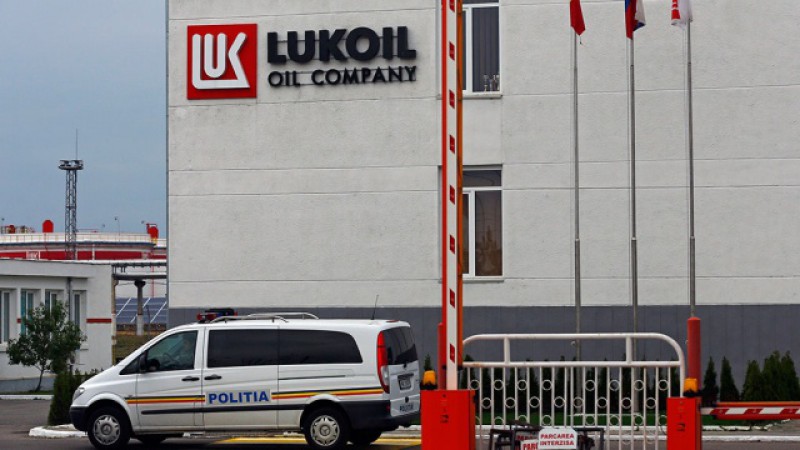 Lukoil: Rafinăria și-ar putea opri activitatea din cauza sechestrului pe conturile companiei - lukoil-1436881216.jpg