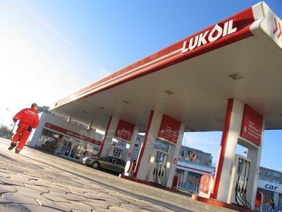 Și Rompetrol și Lukoil au scumpit carburanții - lukoilbenzinarie-1326449706.jpg