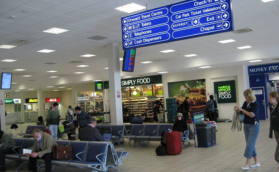 Zeci de români, blocați pe aeroportul Luton din Londra - lut-1512913696.jpg