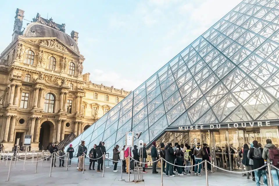 Muzeul Luvru din Paris a anunțat că scumpește biletele de anul viitor - luvru-1702392898.jpg