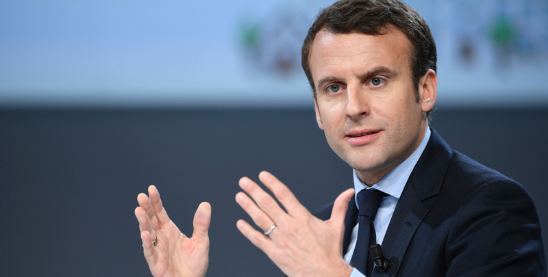 Președintele francez Emmanuel Macron, urmărit  de un fotograf, a depus plângere pentru 