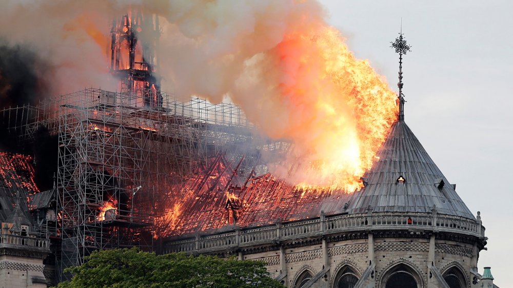 Macron promite reconstruirea Catedralei Notre-Dame în termen de cinci ani - macron-1555501769.jpg
