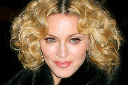 Madonna a intrat pe scenă în sunet de mitralieră - mad-1350746458.jpg