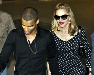 Madonna a plecat în vacanță  cu iubitul, dar și cu mama acestuia - madonnabrahim-1345724819.jpg
