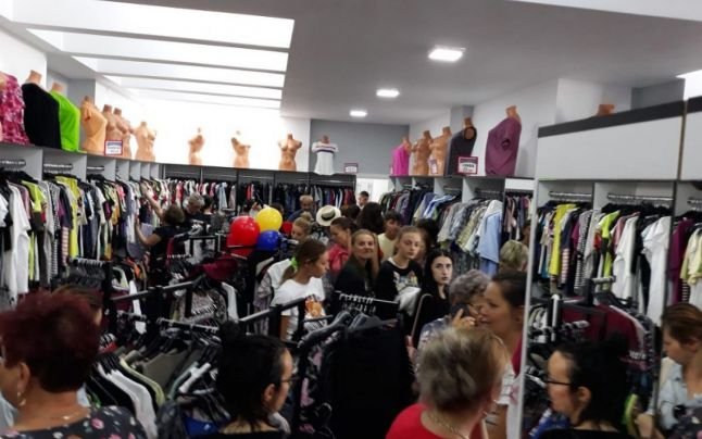 Sute de români s-au călcat în picioare la deschiderea unui magazin de haine second-hand. Au smuls şi hainele de pe manechine - magazin-1659279652.jpg