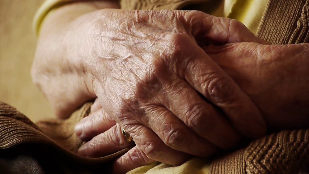 O pacientă de 100 de ani care își dorea să moară a scăpat din masacrul de la Spitalul de Psihiatrie Săpoca - maini-1566123798.jpg