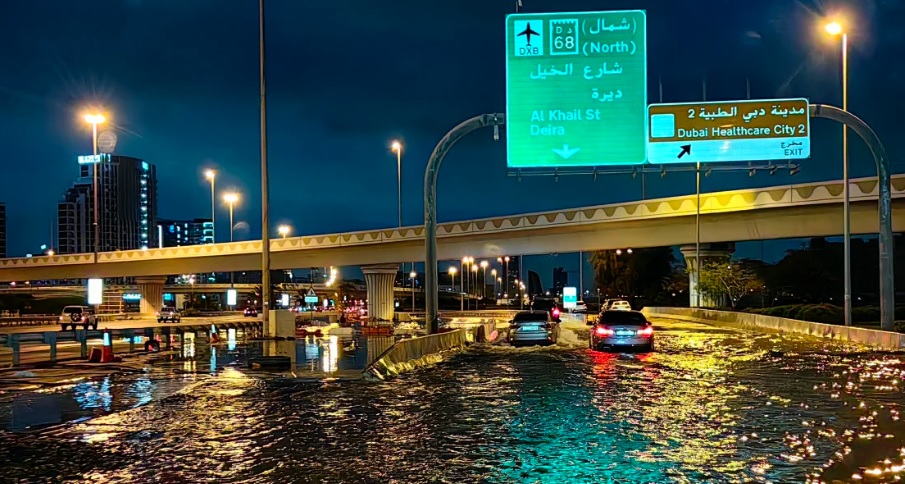 Furtună IREALĂ în Dubai! Aeroportul și pista s-au inundat, mall transformat în piscină, maşini de lux distruse - mall-1713354255.jpg