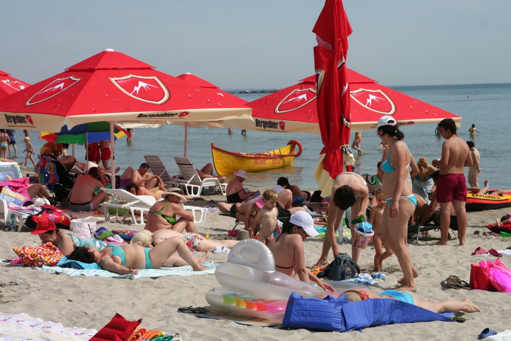 11.000 de turiști vor putea beneficia de vacanțe pe litoral la tarife reduse - mamaiaturistiplaja3-1378125374.jpg