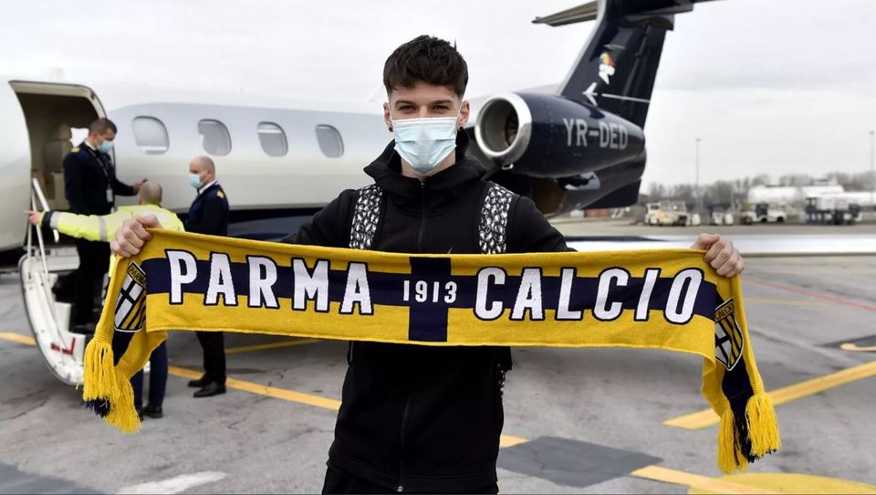 Dennis Man a ajuns la Parma. Cum a fost primit pe aeroport noul star al italienilor - man-1611911307.jpg
