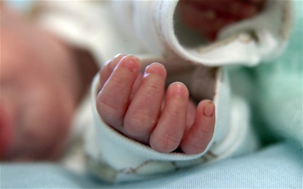 Criza bebelușilor: 12 noi cazuri de copii cu probleme digestive - mana-1456570511.jpg