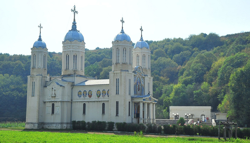 Mănăstirile Dobrogei - liniște și suflete curate. Slujbă impresionantă, la Peștera Sf. Apostol Andrei - manastire-1511889495.jpg