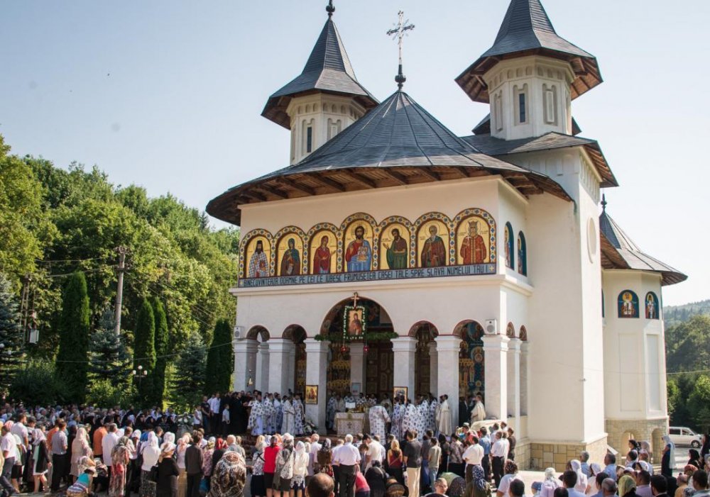 Referendum 2018 / La mănăstirea Sihăstria, prezența la vot a fost de 269% după prima zi! - manastire-1538896215.jpg